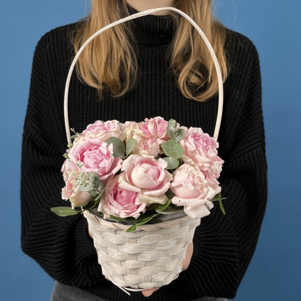 5 кустовых пионовидных роз Кэнди Флоу в корзине